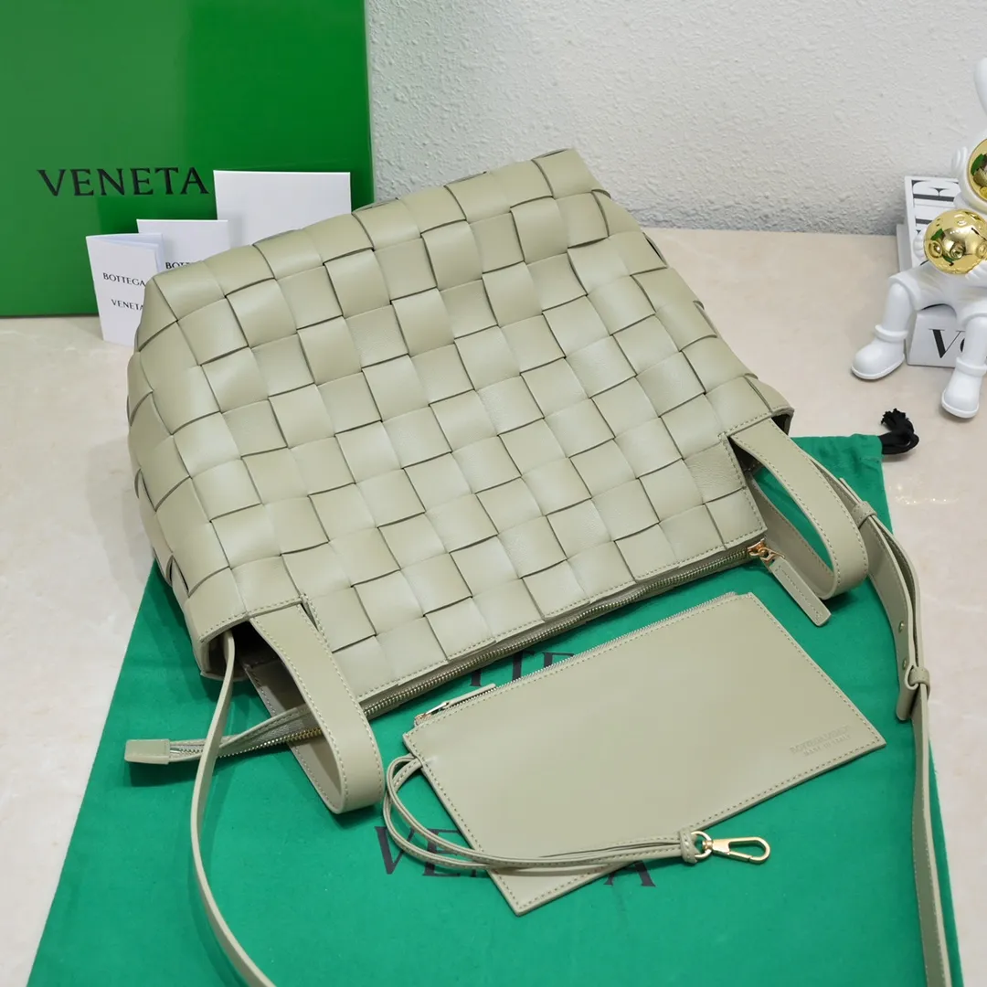 Batch 2600 BottegaVeneta What can be packed in the new bowling bag? Have you got the new bowling bag? Super large capacity ~ The key is low-key, simple and casual style ~ the fashion sense is not reduced at all. It combines BV's classic woven elements and can also be used for computers. The length of the shoulder straps can be adjusted. It is suitable for tall girls to carry. Boys also have a sunny back☀️ Style number: 7466# Size: 28*21*16